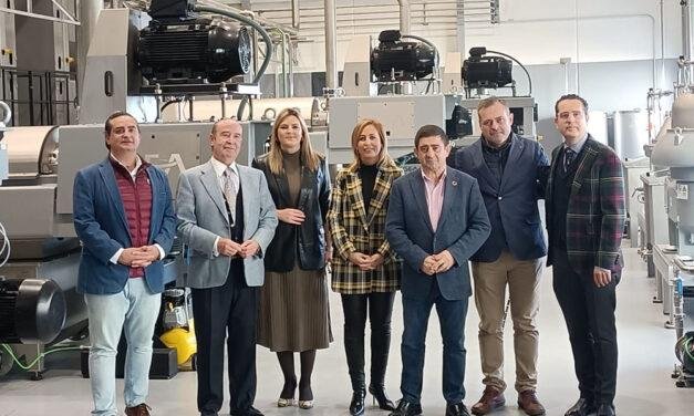 Francisco Reyes visita en Baeza la almazara de ‘Oleícola Jaén’