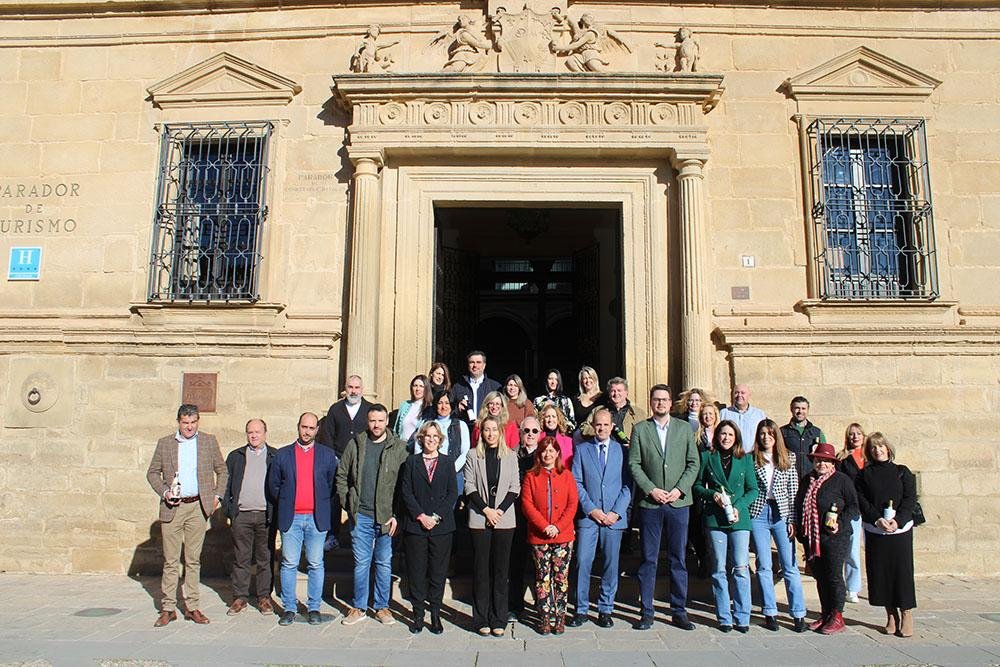 Autoridades, restaurantes, cafeterías y aceites participantes en la presentación de las Jornadas Gastronómicas.