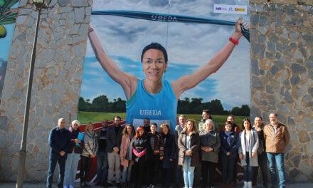 El Ayuntamiento de Úbeda inaugura el mural homenaje a la atleta Lola Chiclana