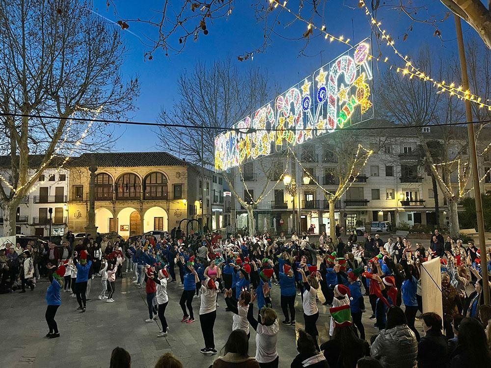 Ambiente navideño en el Paseo de la Constitución de Baeza.