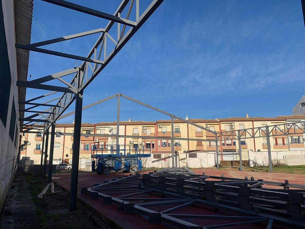 Visita de las obras en la pista polideportiva.