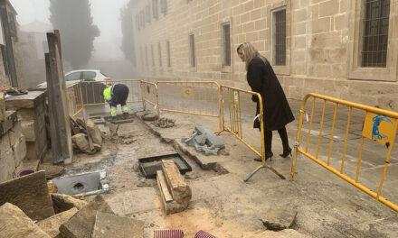 Baeza continua con las obras de soterramiento del cableado en la Plaza de Santa María