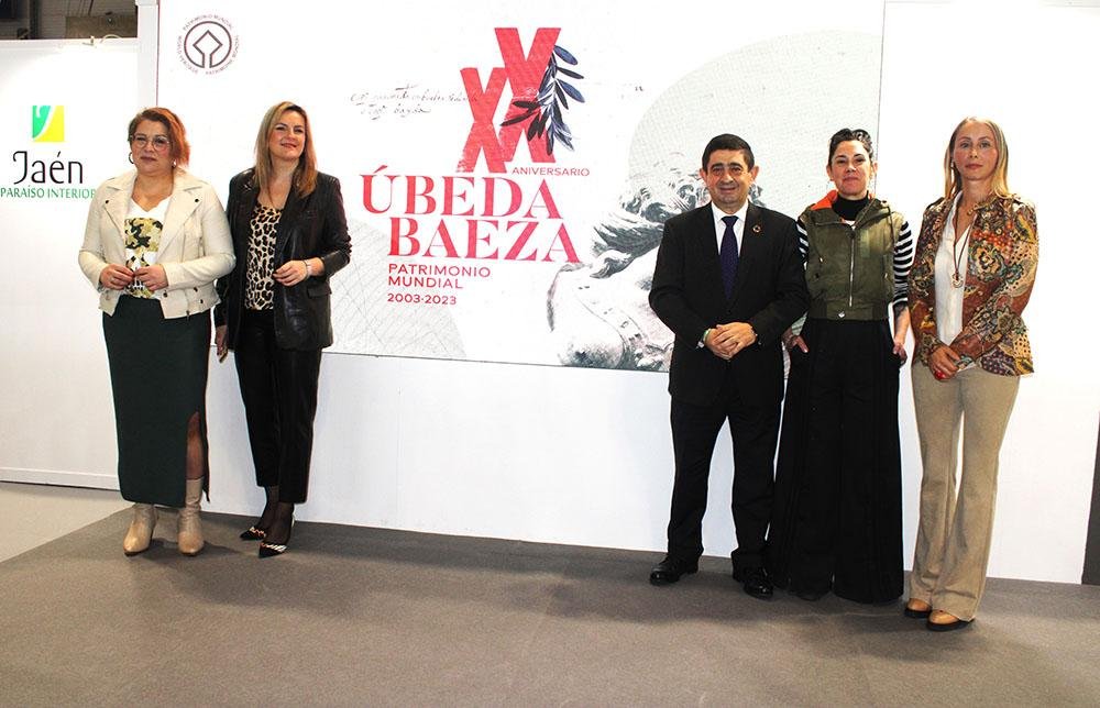 Foto de familia durante la presentación en Fitur.