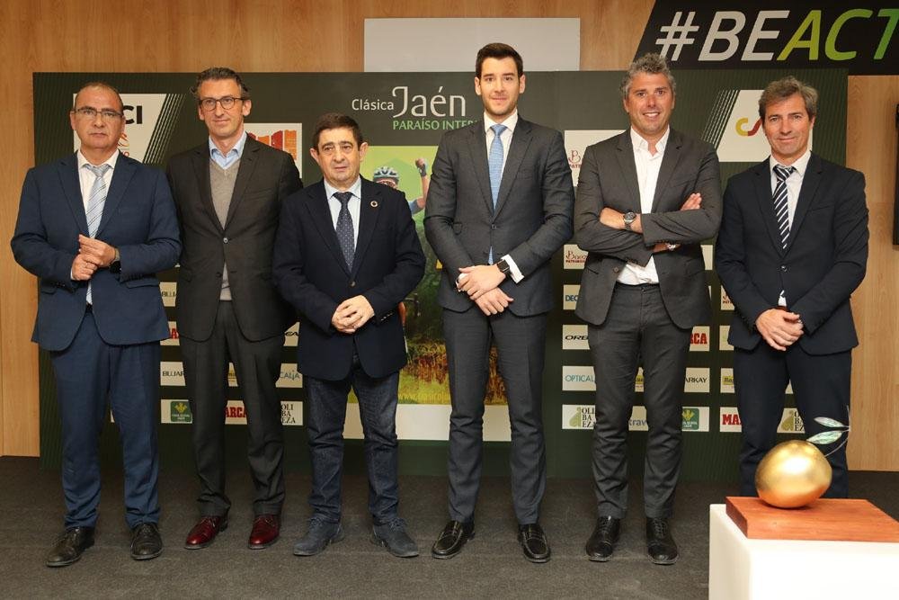 Foto de familia en la presentación de la prueba deportiva.