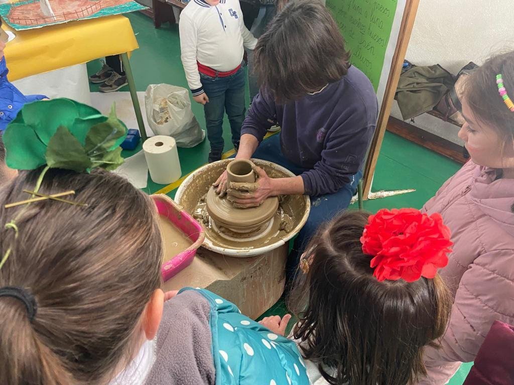 Alumno moldeando arcilla en el torno alfarero.// María Alcántara.