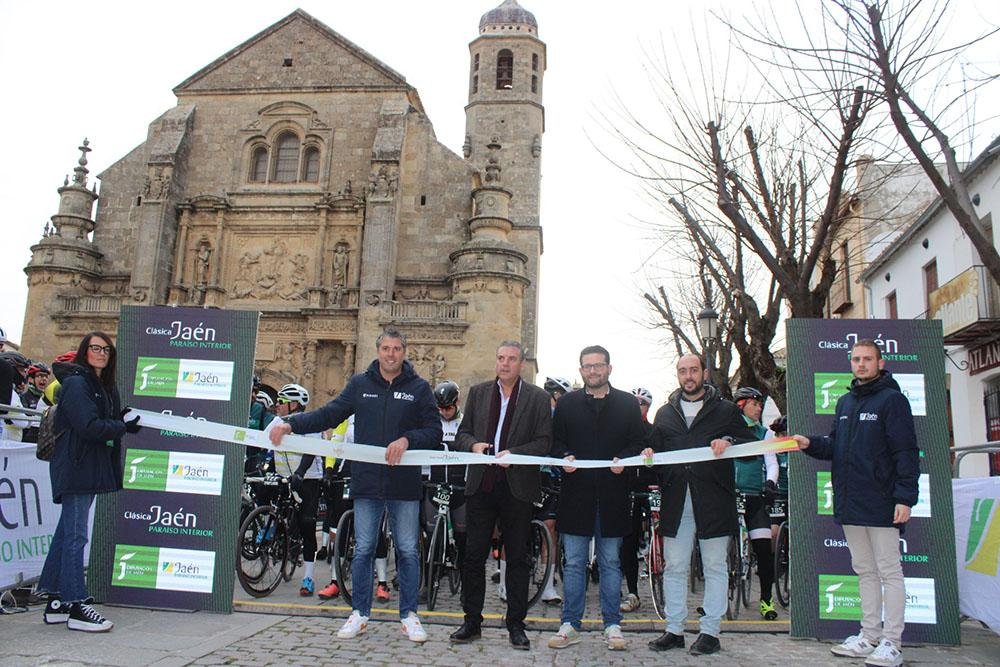 Corte de cinta de la prueba ciclista desde la Plaza Vázquez de Molina./ Úbeda Comarcal.