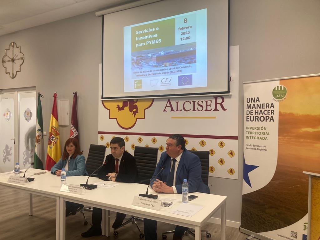 Antonia Olivares, Francisco Reyes y Bartolomé González en la clausura de la jornada.