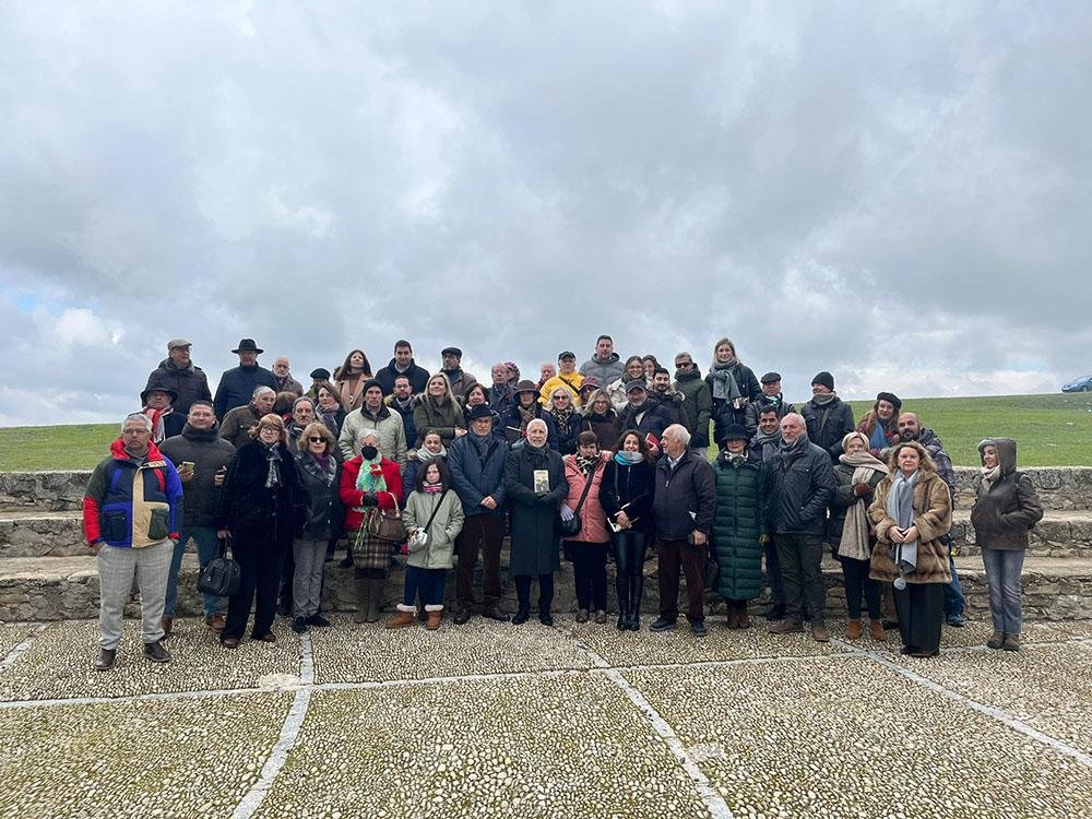 Foto de familia de los participantes al Paseo Machadiano.// María Alcántara.