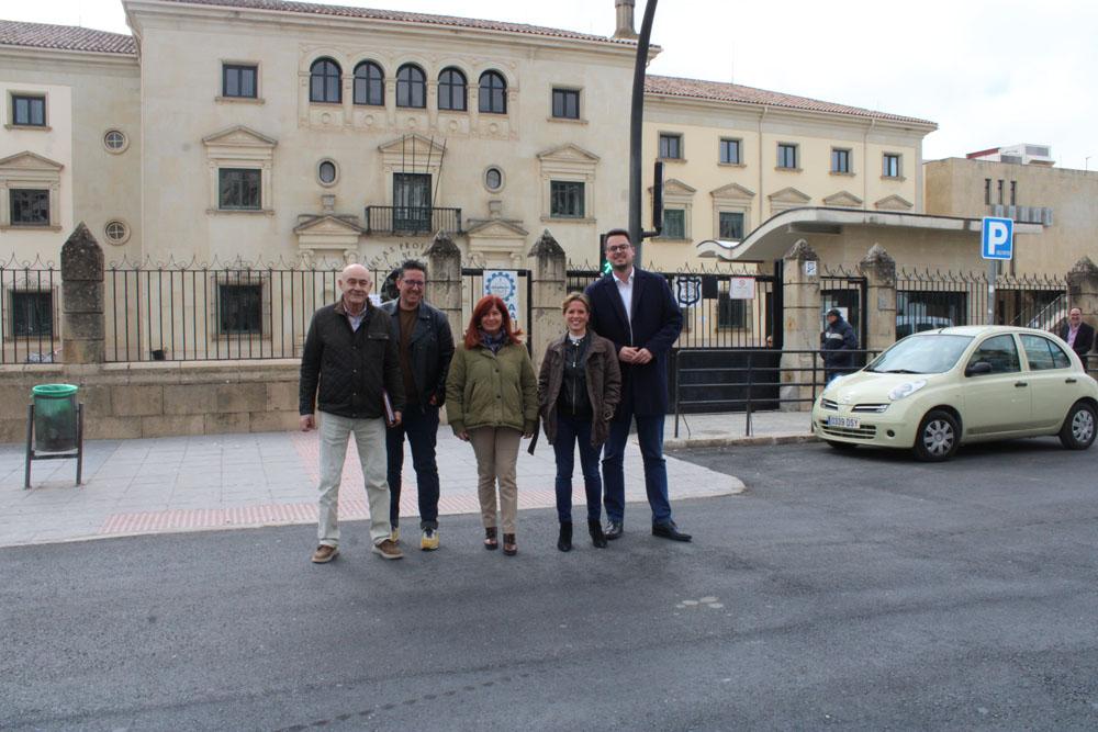 La alcaldesa de Úbeda junto algunos concejales visita el nuevo asfaltado.