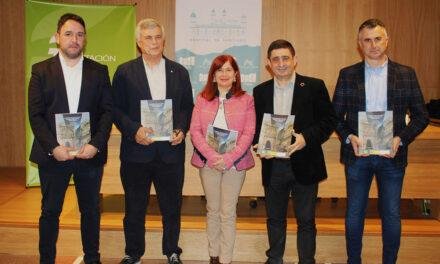 Reyes participa en Úbeda en la presentación de una libro sobre el tipo de piedra usada en monumentos de La Loma