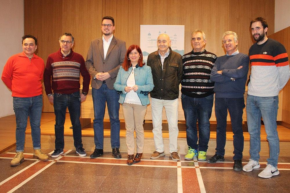 Antonia Olivares, Francisco Javier Lozano y José Luis Madueño, junto a miembros de la Asociación local de artesanos.