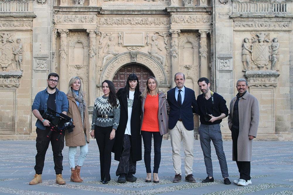 Equipo participante en la sesión fotográfica en la Plaza Vázquez de Molina.
