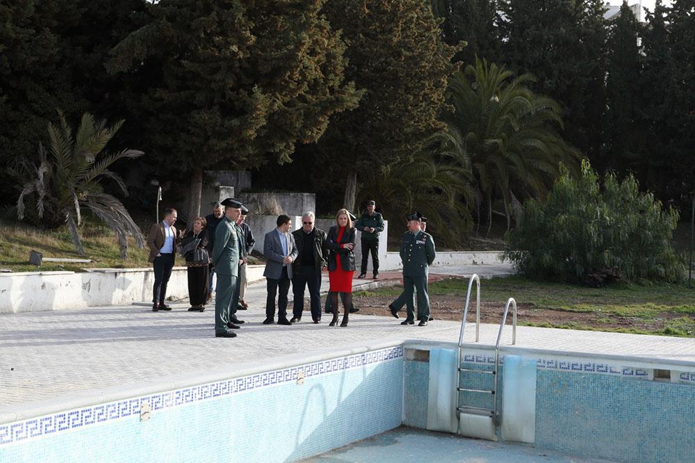 Reyes visita las actuaciones de mejora en la piscina de la Academia de la Guardia Civil en Baeza.