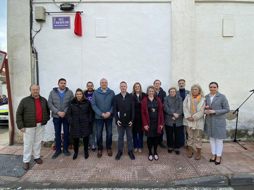 Foto de familia en el homenaje a Doña Juana Martos ‘La médica’.