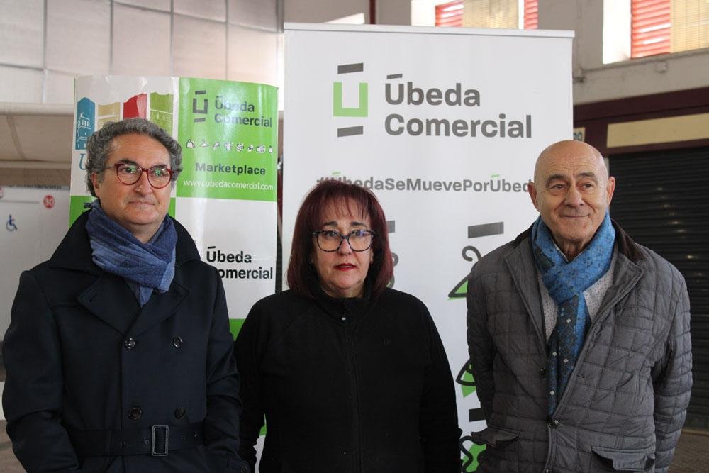 Jesús Casas, José Luis Madueño y Loli Muñoz, en el Mercado de Abastos.