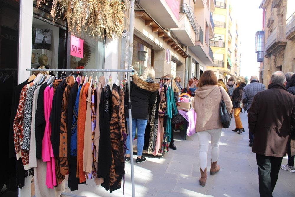 Clientes en una de las calles comerciales de Úbeda, en el Día del Stock.