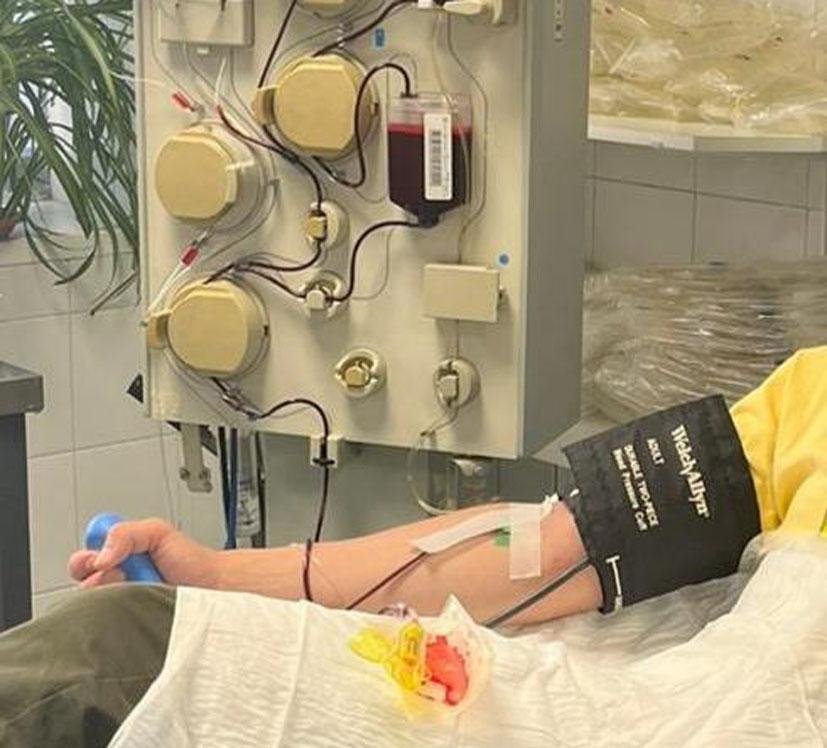 Una persona dona plasma.