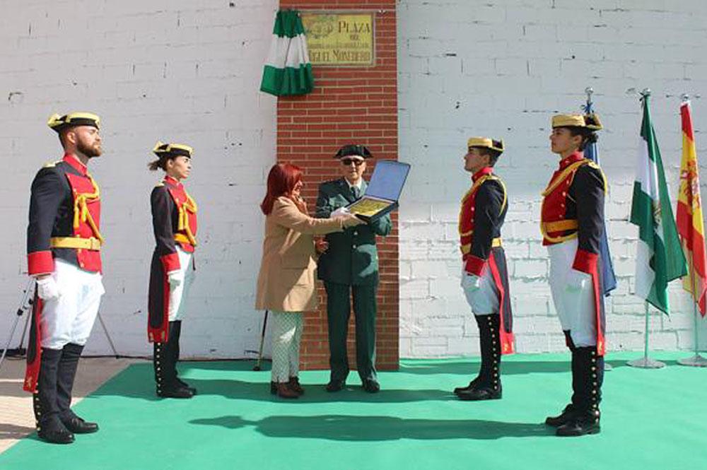 La alcaldesa entrega de una réplica de la placa con su nombre al Coronel Miguel Monedero Ruiz.