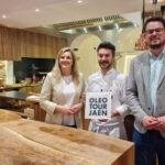 El diputado de Promoción y Turismo entrega la placa ‘OleotourJaén’ al Restaurante ‘Vandelvira’ de Baeza