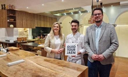 El diputado de Promoción y Turismo entrega la placa ‘OleotourJaén’ al Restaurante ‘Vandelvira’ de Baeza