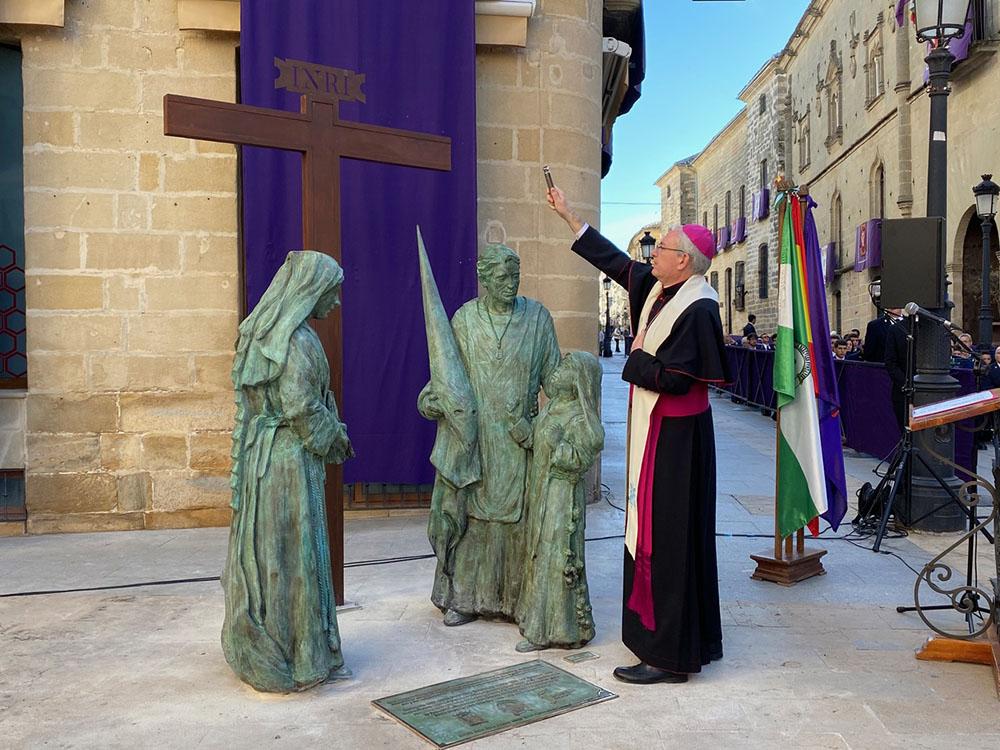 El obispo bendiciendo el monumento de la Semana Santa de Baeza.// Baeza Comarcal.
