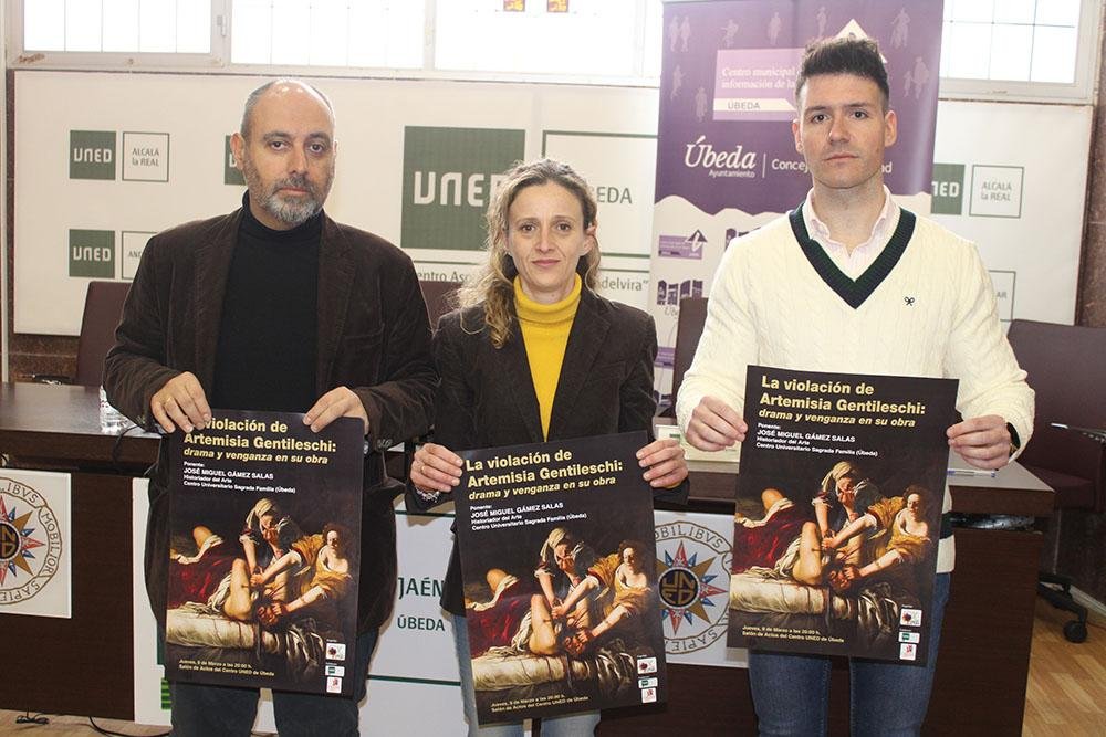 Vicente Ruiz, Francisca Isabel Millán y José Miguel Gámez Salas, durante la presentación de la conferencia.