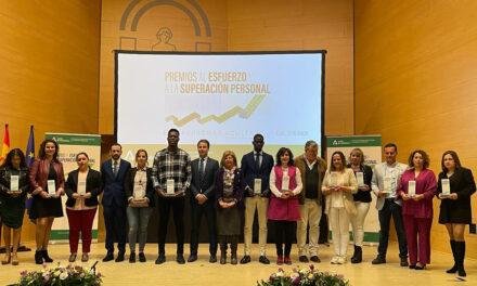 La Consejería premia a diez estudiantes jiennenses por el esfuerzo y superación personal en la ESO para adultos