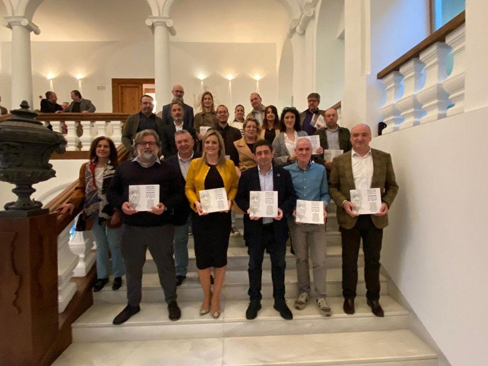 Lola Marín y Francisco Reyes, en el centro, flanqueados por algunos de los fotógrafos que participan en este libro.