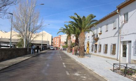 La calle Sevilla de Úbeda estrena nueva imagen y mejora su espacio de convivencia