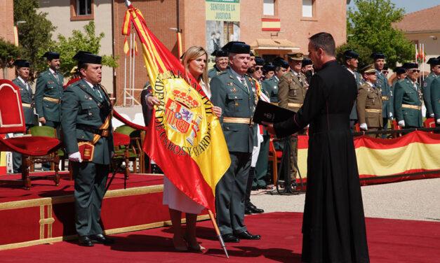 El Ayuntamiento de Baeza dona una bandera nacional a la Academia de la Guardia Civil