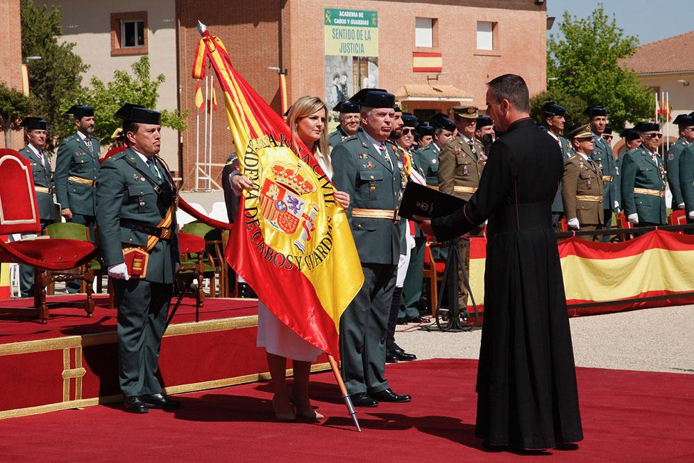 La alcaldesa de Baeza hace entrega de la nueva bandera nacional a la Academia de la Guardia Civil.