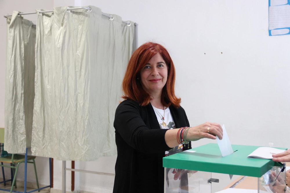 Toni Olivares, candidata del Peso a la Alcaldía ejerciendo su voto.