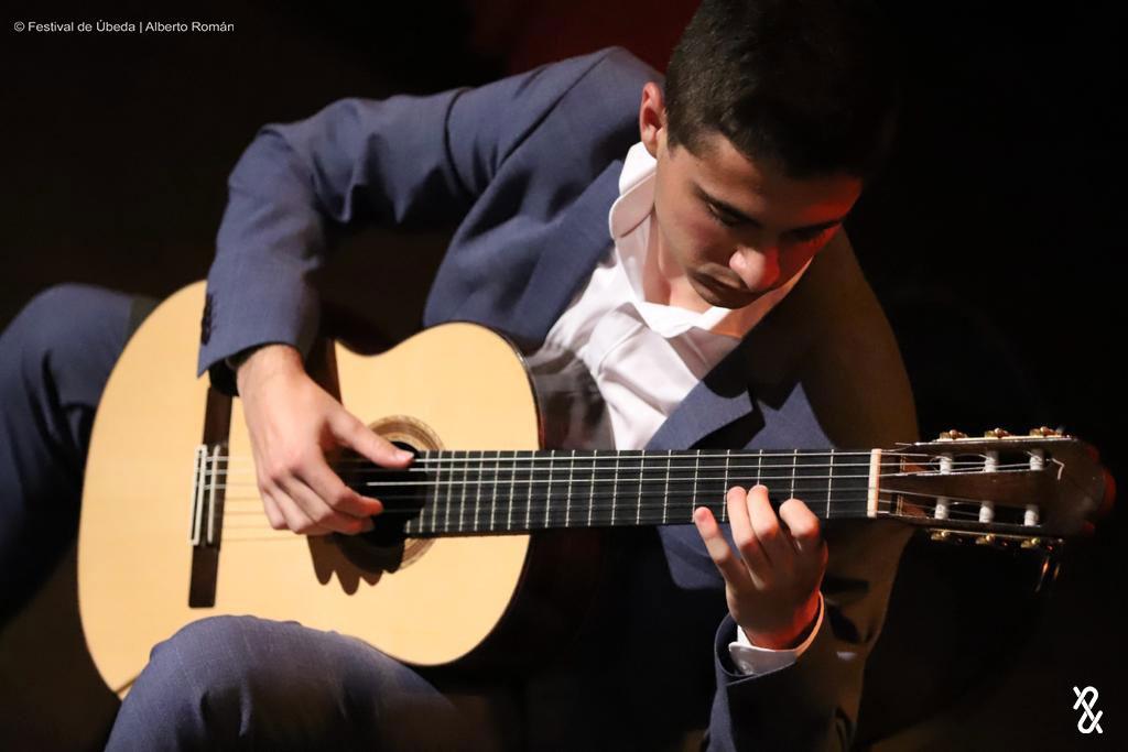 El Teatro 'Diego Martínez' de La Cultural, acogió  la actuación del  guitarrista Ausiás Parejo.