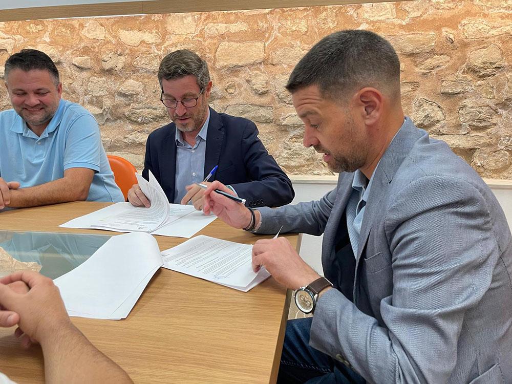 Firma de la cesión de la vía por parte del delegado de Fomento, Miguel Contreras y el alcalde José Ruiz.