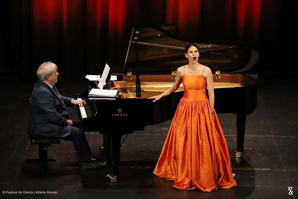 Actuación del dúo formado por la soprano Laura Sabatel y el pianista Antonio López.
