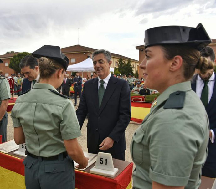 Leonardo Marcos entrega diplomas a dos de las nuevas guardias civiles de la 128ª promoción.