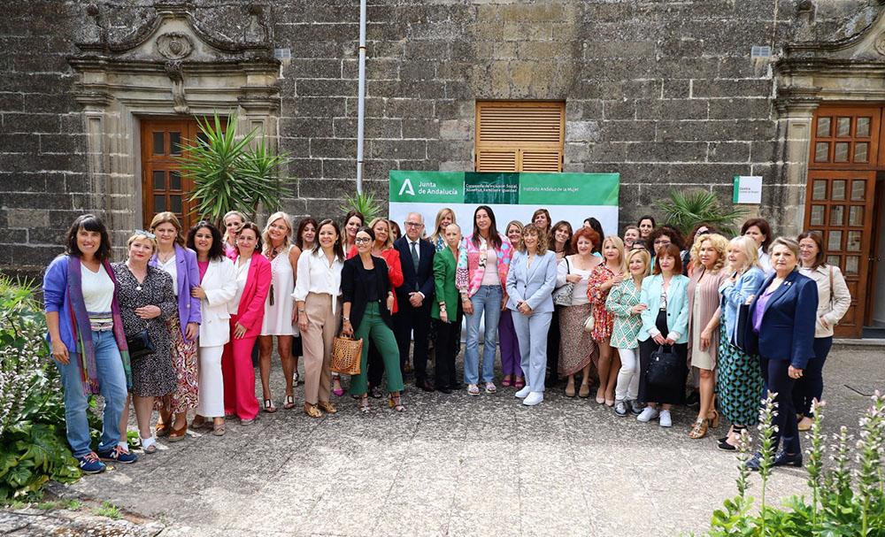 Foto de famillia con motivo del pleno del Consejo Andaluz de Participación de las Mujeres