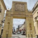 Baeza inaugura su tercera puerta de arquitectura efímera para celebrar el Corpus Christi