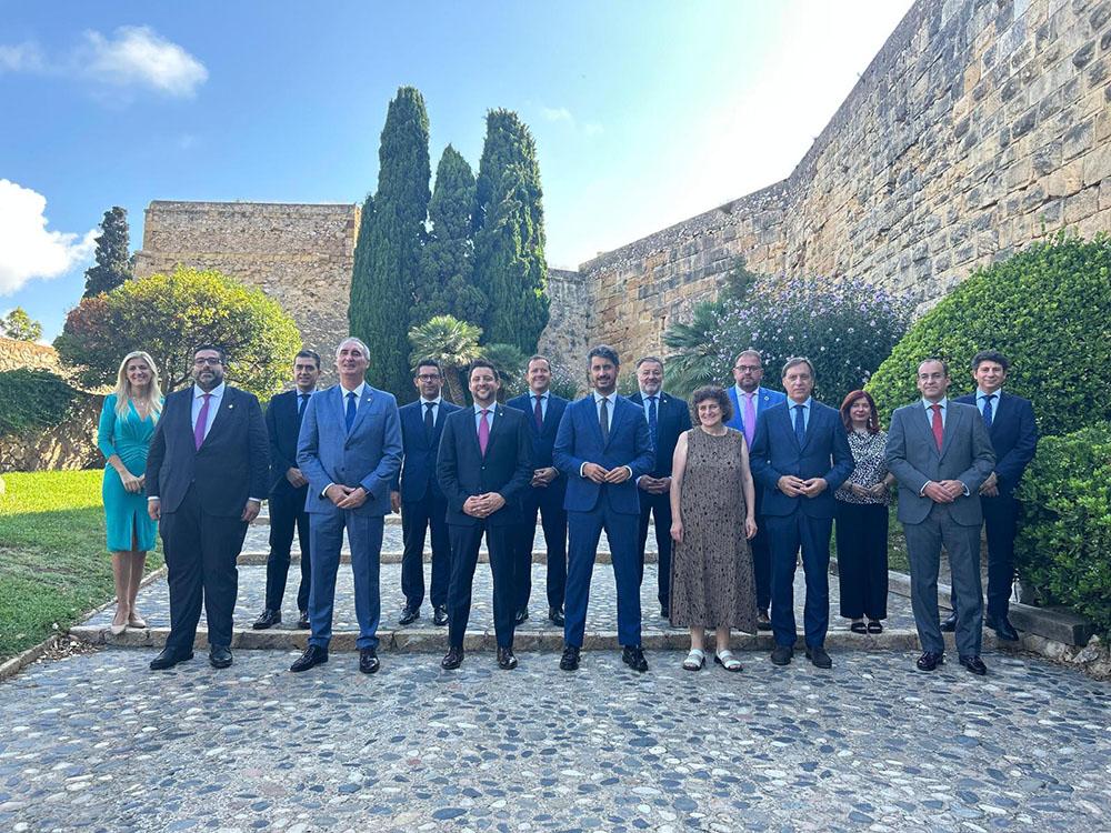 Foto de familia de alcaldes y alcaldesas de las quince ciudades pertenecientes al Grupo de Ciudades Patrimonio de la Humanidad de España con motivo de la celebración de la asamblea constitutiva en Tarragona.