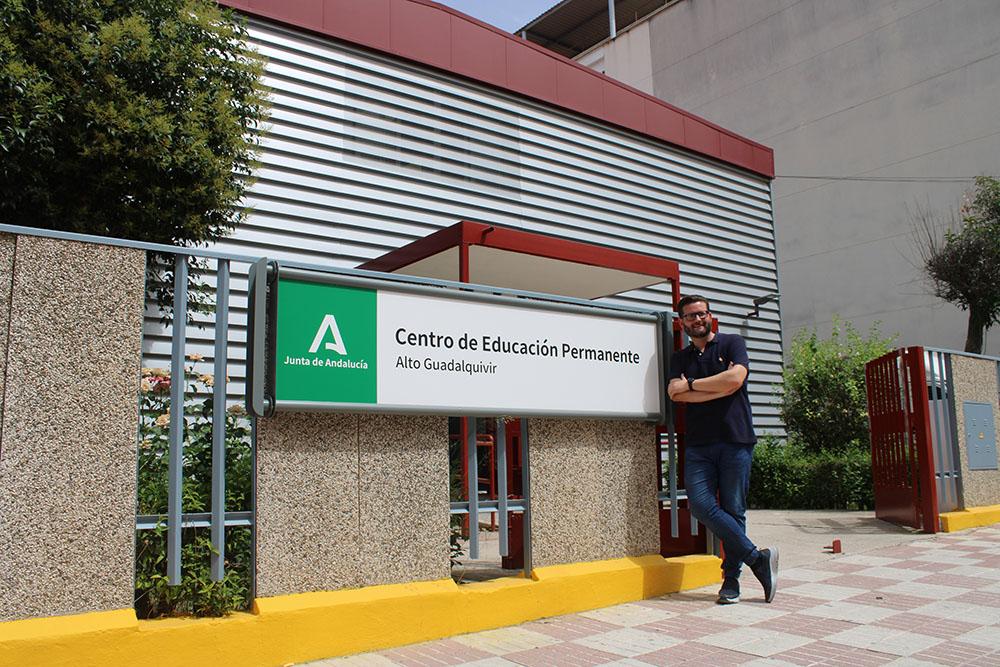 Pedro Jesús López, visita el Centro de Educación Permanente ‘Alto Guadalquivir’.