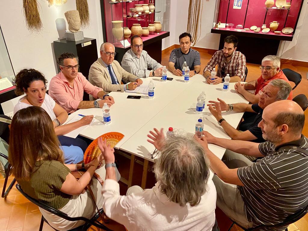 Reunión con artesanos sobre la declaración de la alfarería de Jaén como BIC.