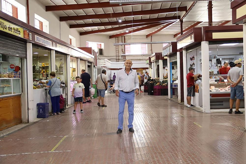 El concejal de Comercio, Industria y Artesanía, José Luis Madueño, en su visita al mercado de abastos