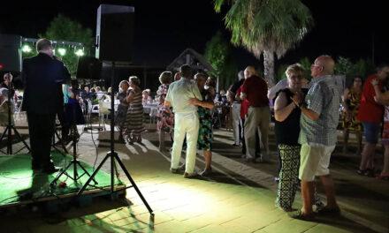 Los mayores de Úbeda continúan disfrutando de las Veladas Nocturnas en el Complejo Municipal de Piscinas