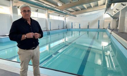 Bartolomé Cruz visita las obras de la piscina cubierta y la pista deportiva de Baeza