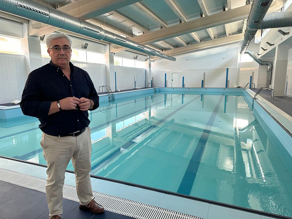El concejal Bartolomé Cruz visita las obras de la piscina cubierta de Baeza.