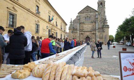 Una tostada con aceite de cien metros para celebrar el Día Mundial del Pan en la plaza Vázquez de Molina