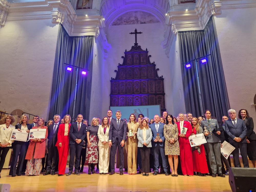 Foto de de familia de autoridades y premiados en la XI gala de los premios Menina Andalucía
