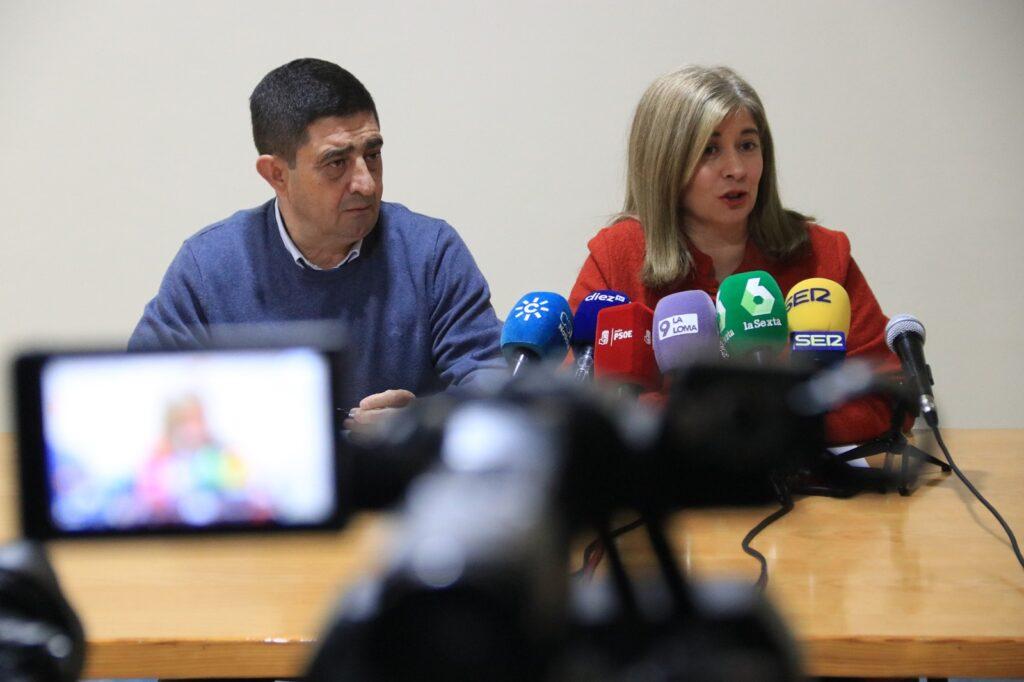 secretario general del PSOE de Jaén, Francisco Reyes, y la alcaldesa de Úbeda, Toni Olivares, en rueda de prensa