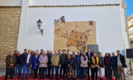 Úbeda inaugura un mural de relieve de la ciudad realizado por la Asociación Local de Artesanos
