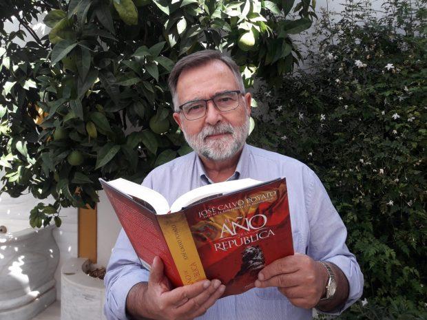 José Calvo Poyato, con un ejemplar de su libro.